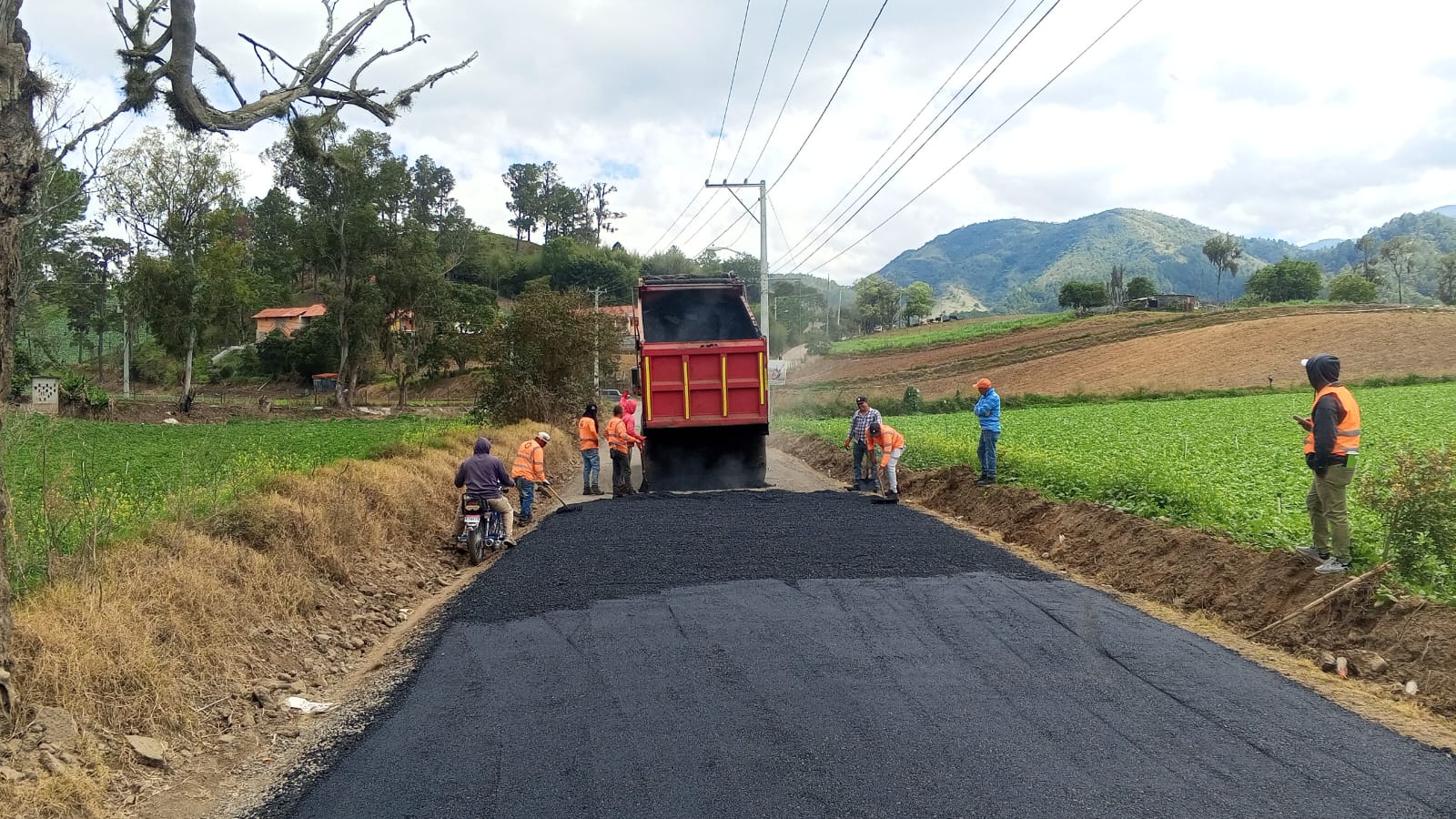 Ayuntamiento de La Sabina realiza jornada de bacheo en sectores Los Cerros