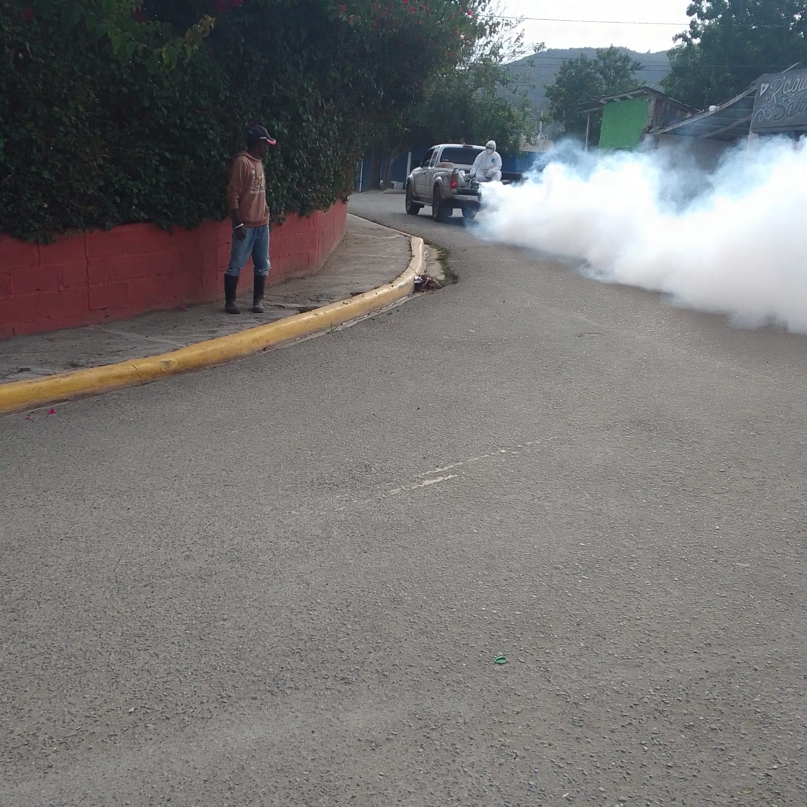 Ayuntamiento de La Sabina realiza jornada de fumigación junto a Salud Pública