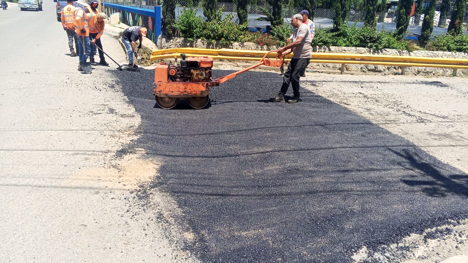 Continúan los trabajos de bacheo en el sector El Valle