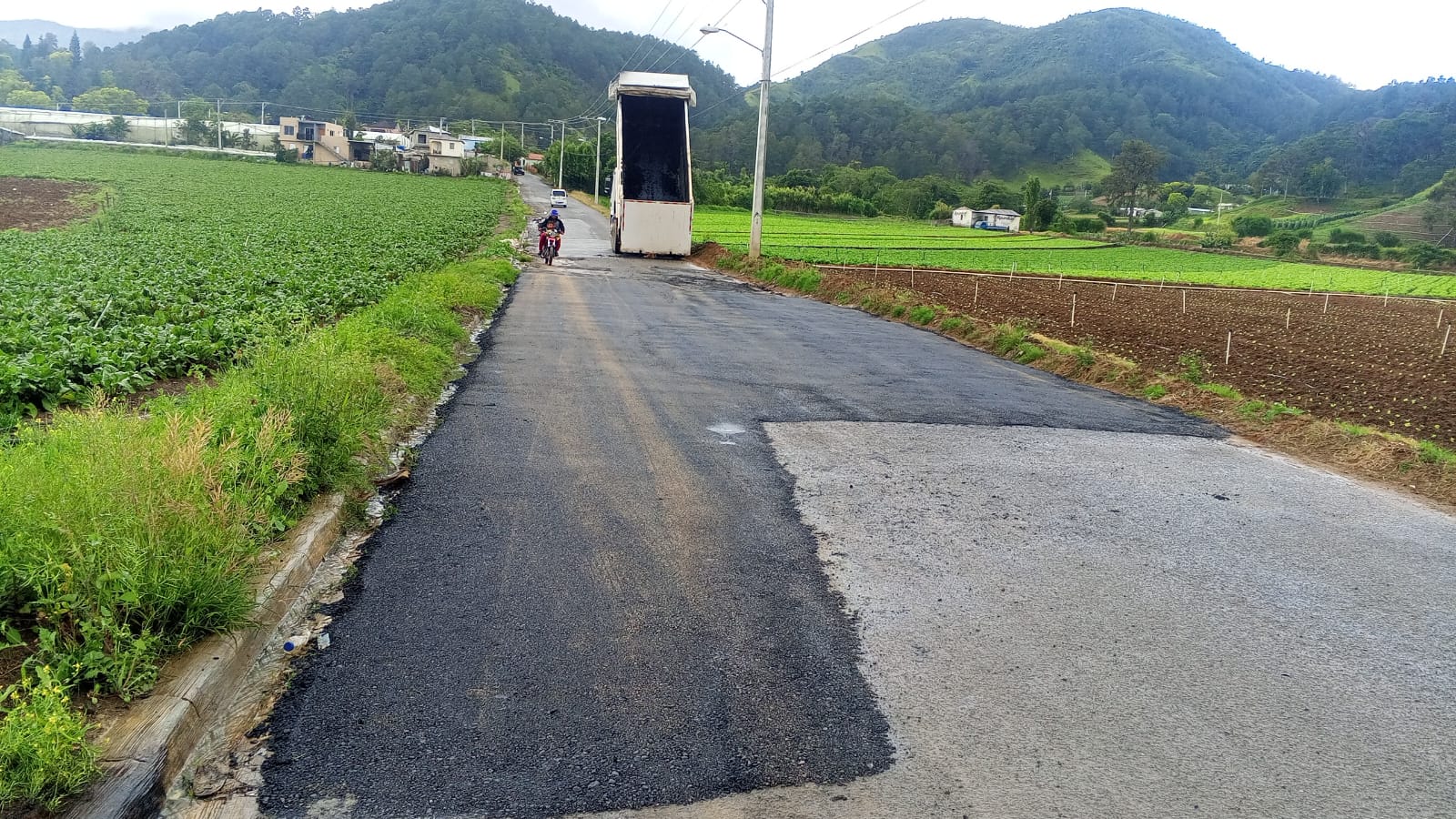 Continúan los trabajos de bacheo en el sector Los Cerros